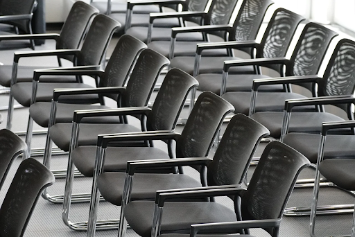 Czarne krzesło ISO — klasyka i elegancja w jednym 